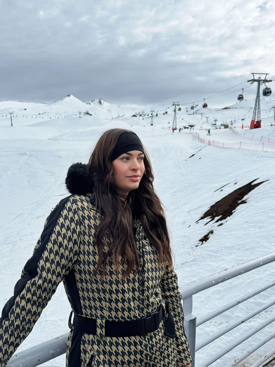 Maria Fernanda contemplando a paisagem na neve
