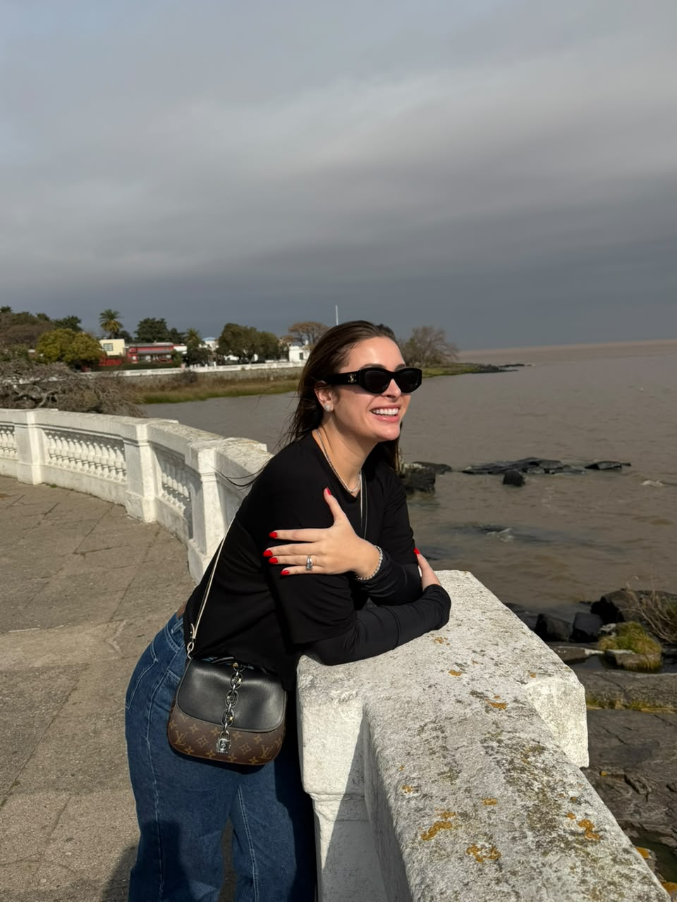 Maria Fernanda em um passeio à beira d'água
