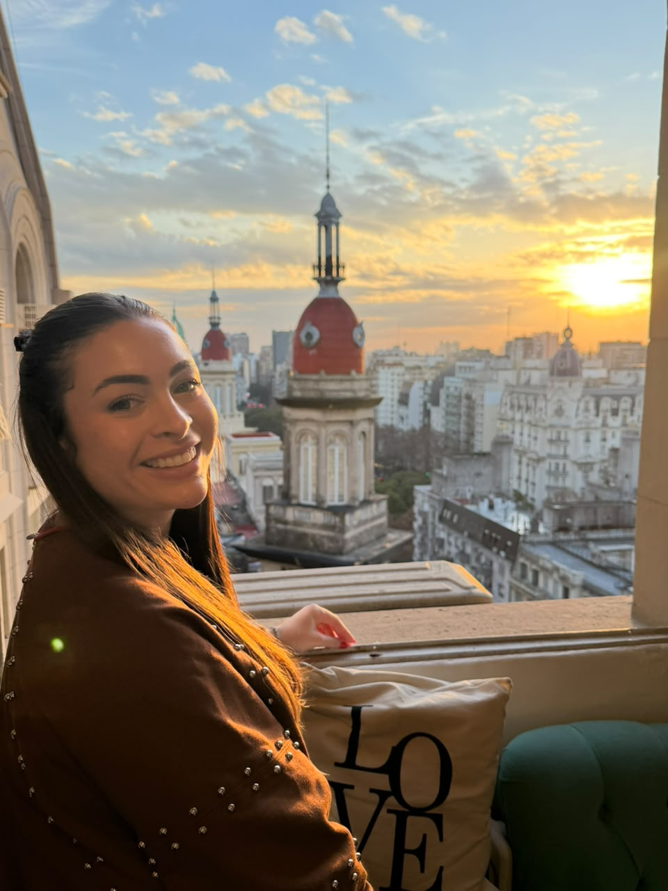 Maria Fernanda, Contadora Mafê, diante da cidade ao pôr do sol